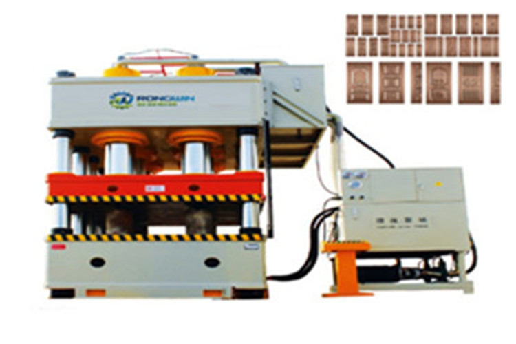 Máquinas de prensado hidráulico RONGWIN para gofrado de placas de revestimiento de puertas metálicas.